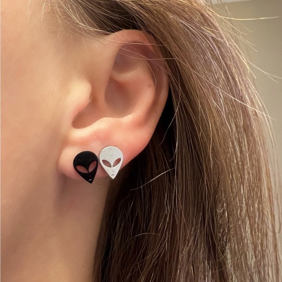 Unisex Silver Titanium Steel Alien Stud Earrings NEW - Picture 2 of 6